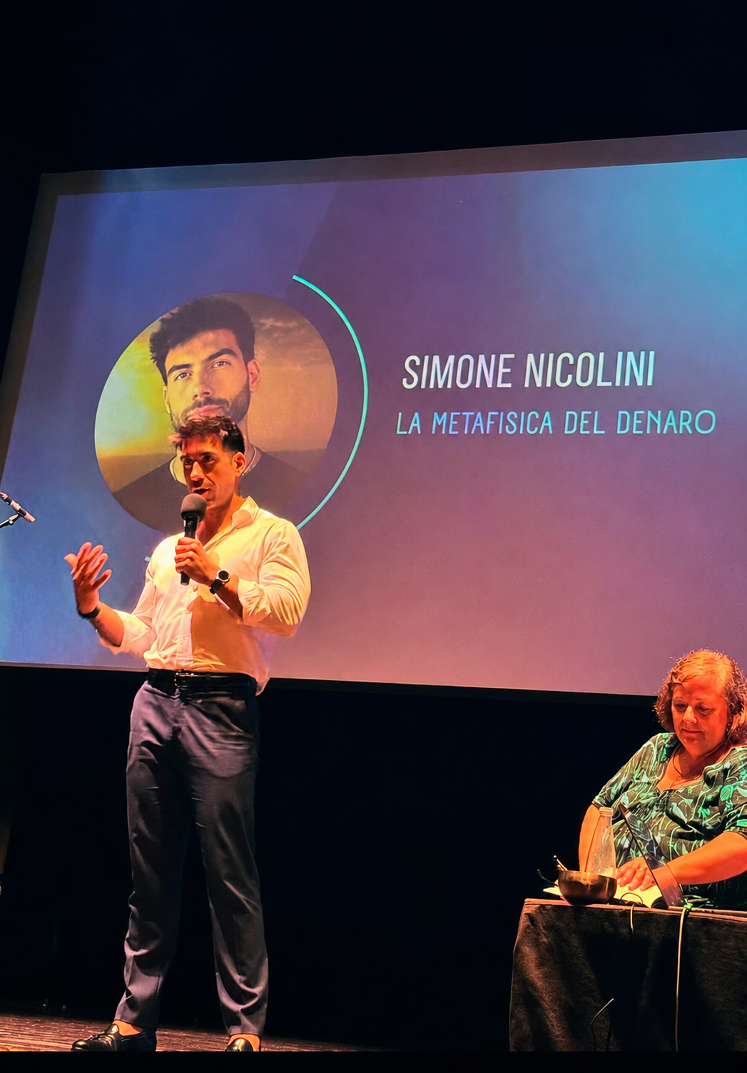 Simone Nicolini durante un seminario dal vivo